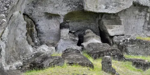 Kamienne posągi na Wyspie Wielkanocnej, wtopione w skalne zbocze, strzegą tajemnic przeszłości.