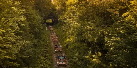 Wycieczka drezyną przez tunel w lesie to świetny pomysł, gdzie jechać na weekend na Podkarpaciu.