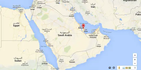Mapa Google z zaznaczonym na czerwono Katarem na Półwyspie Arabskim.