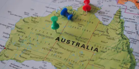 Gdzie jest Sydney? Na mapie Australii zaznaczono trzy punkty. Jeden z nich wskazuje na wschodnie wybrzeże, gdzie znajduje się Sydney.