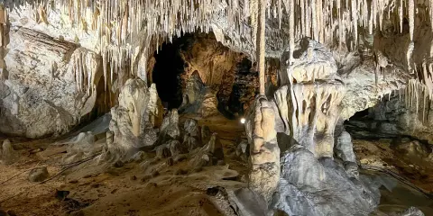 Wnętrze jaskini z naciekami, stalaktytami i stalagmitami. Warto kupić jaskinia raj bilety, by zobaczyć to cudo natury.