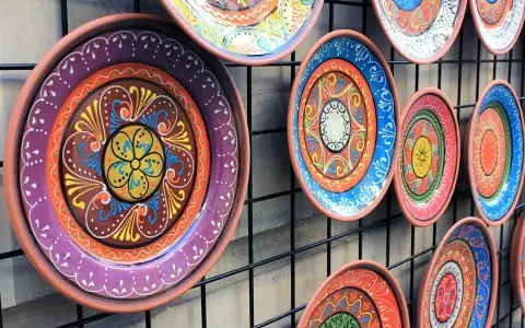 Kolorowe, ręcznie malowane talerze ceramiczne, idealne jako pamiątka – co przywieźć z Hiszpanii.