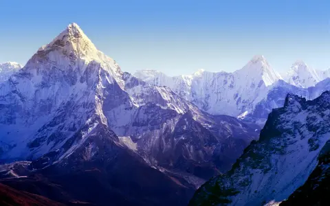 Mount Everest: Nepal czy Chiny? Dwa oblicza i drogi do bazy.