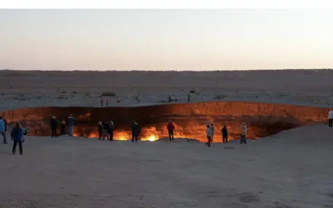 Wrota piekieł w Turkmenistanie, ogromny krater płonący gazem, przyciąga turystów.