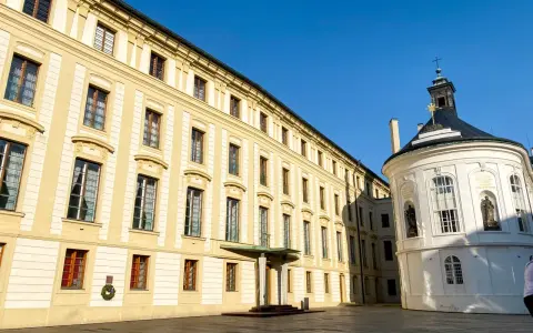 Zdobne budynki na Hradczanach, gdzie warto kupić bilety, by zwiedzić to miejsce.