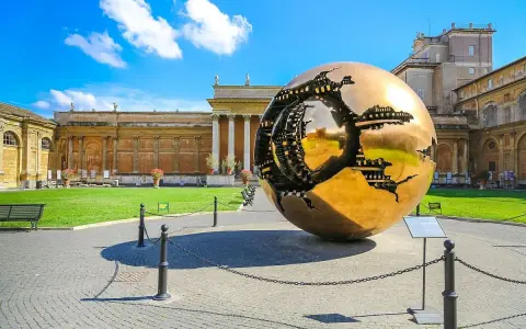 Złota kula w dziedzińcu Muzeów Watykańskich, idealne miejsce na zakup biletów do muzeum watykańskiego.