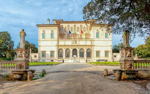 Willa Borghese z fontannami i rzeźbami. Warto kupić galeria Borghese bilety online, by uniknąć kolejek.