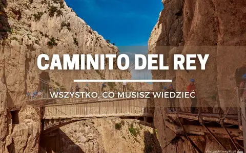 Caminito del Rey, ścieżka króla, wije się wśród skalnych wąwozów. Turyści w kaskach podziwiają widoki.
