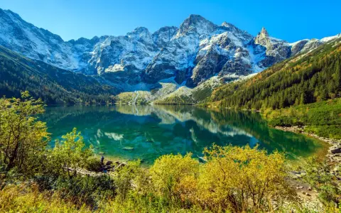 Piękne Morskie Oko, otoczone jesiennymi barwami i ośnieżonymi szczytami. Ile km do tego widoku? Warto!
