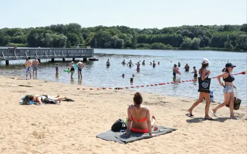 Ludzie kąpią się i opalają nad wodą, ciesząc się jednym z najładniejszych jezior w Wielkopolsce.