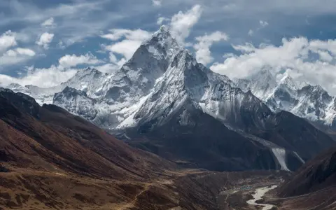 Majestatyczny szczyt Ama Dablam w Himalajach, który choć nie jest tak wysoki jak Mount Everest, zachwyca swoim kształtem.