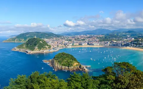 Widok na Zatokę La Concha, z górującym nad nią Monte Urgull, gdzie rozciąga się największe miasto Kraju Basków, San Sebastián.