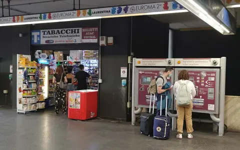 Przystanek autobusowy w Rzymie Ciampino. Ludzie kupują bilety i artykuły w sklepie.