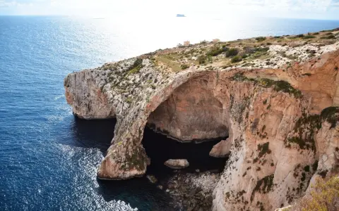 Malta zwiedzanie: majestatyczne klify i jaskinie nad turkusowym morzem. Widok zapiera dech w piersiach.