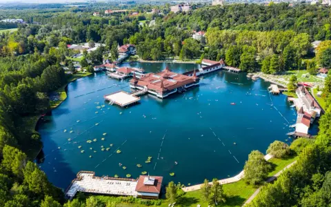 Malownicze kąpielisko termalne, gdzie nad Balatonem można odpocząć w otoczeniu zieleni.