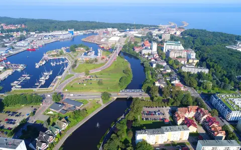 Widok na port i rzekę w Kołobrzegu. Odkryj **geheimtipps Kolberg** – urokliwe zakątki i malownicze widoki.