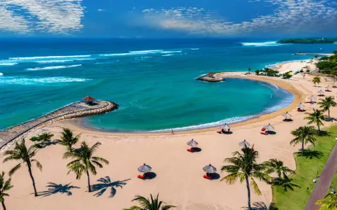 Idealne wakacje na Bali: piaszczysta plaża, turkusowe morze, palmy i zaciszne altanki. Raj dla każdego!