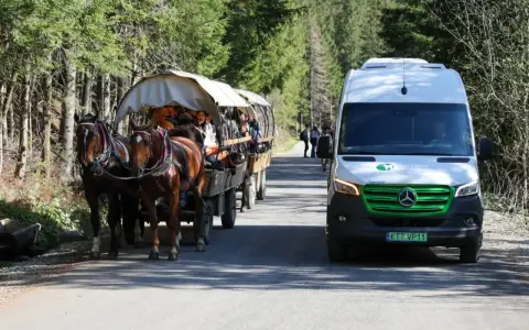 Droga do Morskiego Oka. Konne powozy i meleksy czekają na turystów. Cennik dostępny w punkcie informacji.