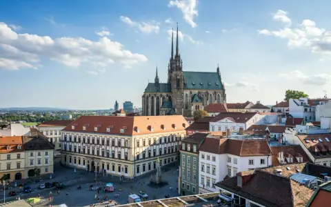 Widok na katedrę św. Piotra i Pawła oraz plac w Brnie, największym mieście Moraw.
