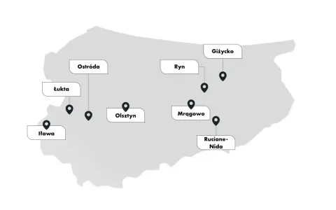 Mapa z zaznaczonymi miastami: Iława, Łukta, Ostróda, Olsztyn, Ryn, Giżycko, Mrągowo, Ruciane-Nida. Tu są Mazury!