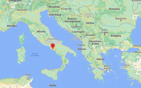 Mapa Włoch z zaznaczonym Wezuwiuszem, legendarnym wulkanem. Obok widnieje nazwa "miasto u stóp Wezuwiusza".