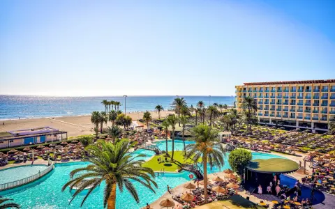 Idealne wakacje w Hiszpanii: hotel z basenem, plaża i palmy. Słońce, morze i relaks czekają!