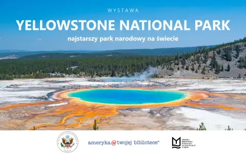 Wielobarwny basen termalny w Yellowstone, najstarszym parku narodowym na świecie, otoczony lasami i górami.