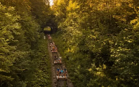 Wycieczka drezyną przez tunel w lesie to świetny pomysł, gdzie jechać na weekend na Podkarpaciu.