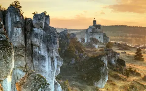 Skały i ruiny zamku na wyżynie krakowsko-częstochowskiej o zachodzie słońca.