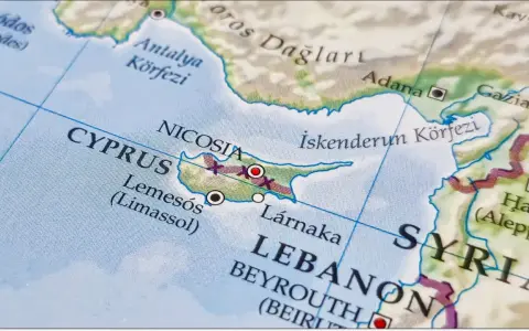Mapa pokazuje Cypr, jego stolice Nikozję i inne miasta. Widać też fragmenty Turcji, Syrii i Libanu.