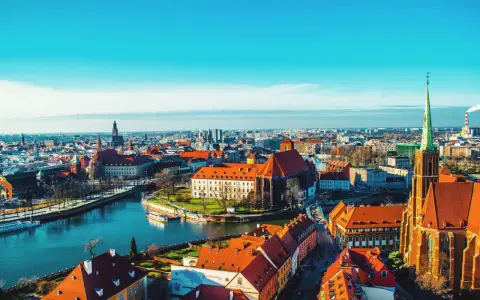 Wrocławskie Stare Miasto, z jego rzeką i zabytkowymi budowlami, to jeden z najpiękniejszych miast w Polsce.