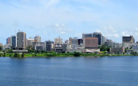 Abidżan, największe miasto Wybrzeża Kości Słoniowej, z imponującą panoramą nowoczesnych wieżowców nad błękitną wodą.