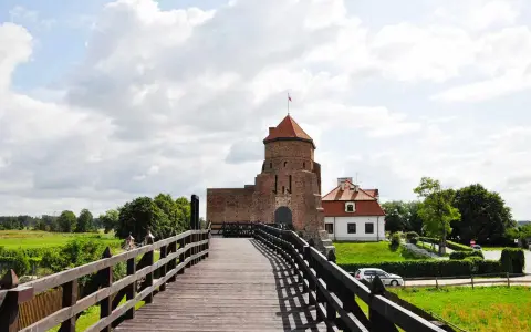 Zamek w Czersku, jedno z **ciekawych miejsc 150 km od Warszawy**. Drewniany most prowadzi do zabytkowej twierdzy.