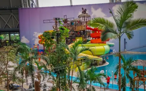 Wodne zjeżdżalnie i palmy tworzą tropikalny raj. Marzysz o wakacjach? Sprawdź bilety na tropical islands!