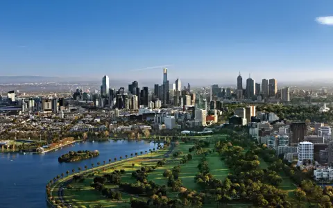Widok na Melbourne, największe miasto Australii, z jego drapaczami chmur, parkiem i jeziorem.