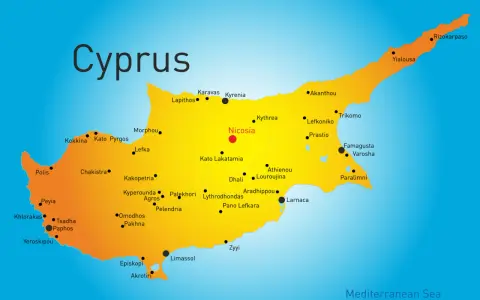 Mapa Cypru, wyspy na Morzu Śródziemnym, z zaznaczonymi miastami jak Nikozja, Limassol, Larnaka.