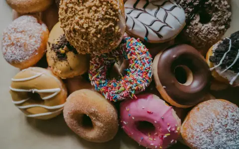 Tłusty Czwartek na świecie: Gdzie jedzą pączki, a gdzie mięso?