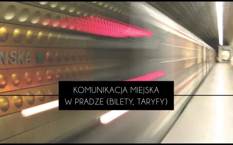 Praski pociąg metra w ruchu, z napisem "KOMUNIKACJA MIEJSKA W PRADZE (BILETY, TARYFY)".