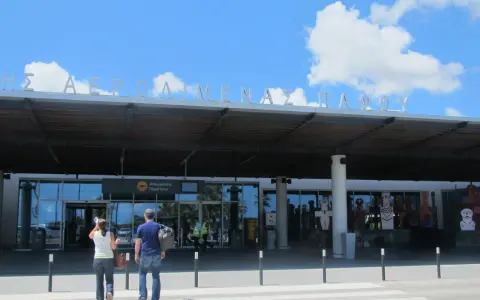 Lotniska na Cyprze: budynek lotniska w Pafos z napisem w języku greckim i angielskim.