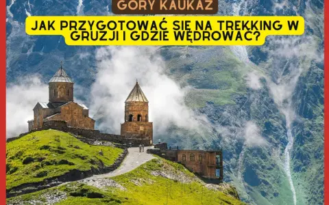 Gruzińska cerkiew na zielonym wzgórzu w górach Kaukazu, otoczona mgłą.