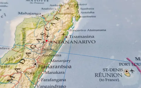 Mapa polityczna pokazuje, gdzie leży Madagaskar, z zaznaczonymi miastami jak Antananarywa i Toamasina, oraz wyspą Reunion.