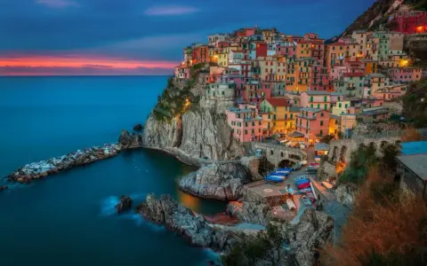 Kolorowe domy Cinque Terre nad turkusowym morzem, idealne miejsce, gdzie do Włoch na wakacje.