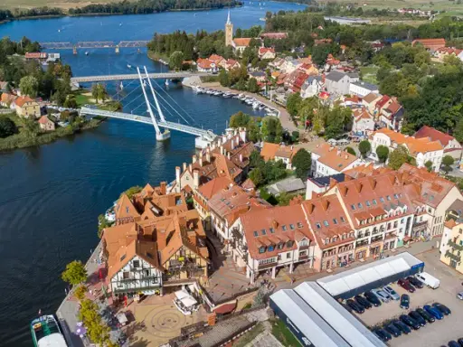 Mikołajki: Gdzie leżą i dlaczego to żeglarska stolica Polski?