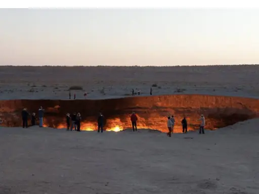 Wrota piekieł w Turkmenistanie, ogromny krater płonący gazem, przyciąga turystów.