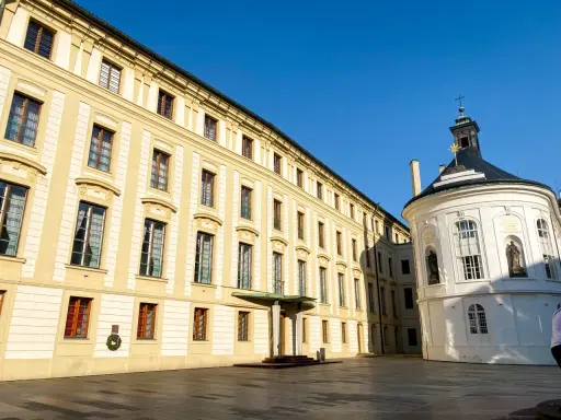 Zdobne budynki na Hradczanach, gdzie warto kupić bilety, by zwiedzić to miejsce.