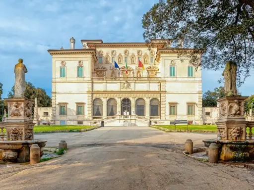 Willa Borghese z fontannami i rzeźbami. Warto kupić galeria Borghese bilety online, by uniknąć kolejek.