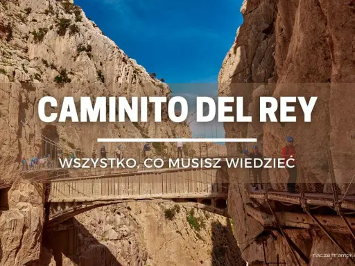 Caminito del Rey, ścieżka króla, wije się wśród skalnych wąwozów. Turyści w kaskach podziwiają widoki.