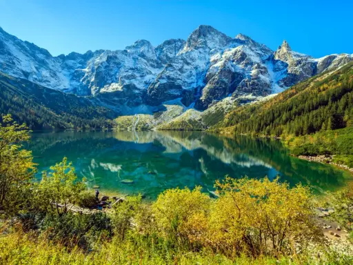Piękne Morskie Oko, otoczone jesiennymi barwami i ośnieżonymi szczytami. Ile km do tego widoku? Warto!