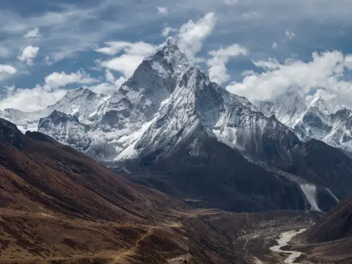Majestatyczny szczyt Ama Dablam w Himalajach, który choć nie jest tak wysoki jak Mount Everest, zachwyca swoim kształtem.