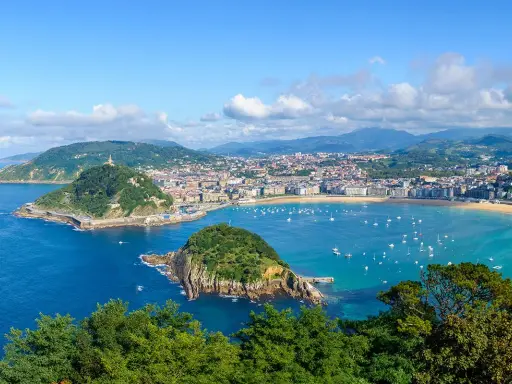 Widok na Zatokę La Concha, z górującym nad nią Monte Urgull, gdzie rozciąga się największe miasto Kraju Basków, San Sebastián.
